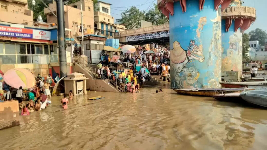 वाराणसी में एक बार फिर गंगा का जल स्तर बढ़ने से नावों का संचालन बंद, लोगों में देव दीपावली मनाने को लेकर संशय
