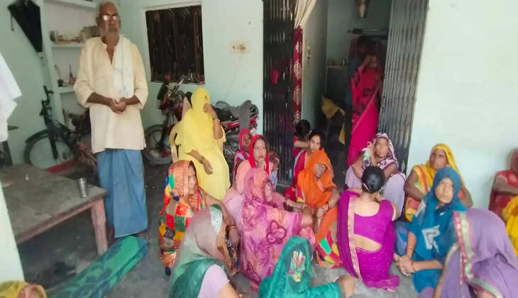 झूसी रेलवे ओवर ब्रिज के नीचे रेलवे ट्रैक के पास में मिला सूरज वर्मा का लहूलुहान शव
