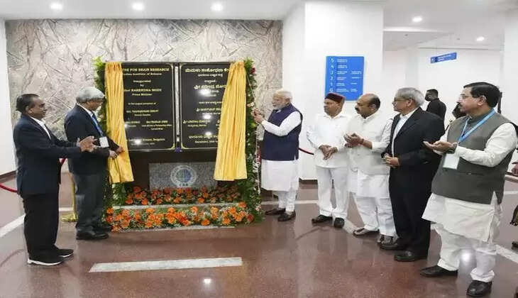 बेंगलुरू, 20 जून (भाषा) प्रधानमंत्री नरेंद्र मोदी ने भारतीय विज्ञान संस्थान (आईआईएससी) परिसर में 280 करोड़ रुपये की लागत से बने मस्तिष्क अनुसंधान केंद्र (सीबीआर) का सोमवार को उद्घाटन किया, जिसकी आधारशिला उन्होंने स्वयं रखी थी।  प्रधानमंत्री ने इस कार्यक्रम के दौरान 832 बिस्तर वाले &lsquo;बागची-पार्थसारथी मल्टीस्पैशियलिटी&rsquo; अस्पताल की भी आधारशिला रखी।  अधिकारियों ने बताया कि सीबीआर को अपनी तरह के एक अलग अनुसंधान केंद्र के रूप में विकसित किया गया है और इसमें उम्र से संबंधित मस्तिष्क विकारों के समाधान के लिए साक्ष्य-आधारित जन स्वास्थ्य उपचार मुहैया कराने के उद्देश्य से महत्वपूर्ण अनुसंधान करने पर ध्यान केंद्रित किया जाएगा।  कर्नाटक के राज्यपाल थावरचंद गहलोत, मुख्यमंत्री बसवराज बोम्मई, केंद्रीय मंत्री प्रह्लाद जोशी, सूचना प्रौद्योगिकी की दिग्गज कंपनी इंफोसिस के सह-संस्थापक एस गोपालकृष्णन और उनका परिवार भी इस कार्यक्रम में मौजूद था।  अधिकारियों ने बताया कि गोपालकृष्णन और उनकी पत्नी सुधा गोपालकृष्णन की मदद से आईआईएससी में एक स्वायत्त, गैर-लाभकारी अनुसंधान संगठन के रूप में मस्तिष्क अनुसंधान केंद्र की स्थापना की गई है।  उन्होंने कहा कि सीबीआर परोपकारी संगठनों एवं व्यक्तियों द्वारा वित्त पोषित है और इसे कई अनुदान एजेंसियों से विशिष्ट परियोजनाओं के लिए अनुसंधान अनुदान प्राप्त होता है। गोपालकृष्णन ने आईआईएससी परिसर के भीतर सीबीआर के लिए अत्याधुनिक भवन के निर्माण के वास्ते भी धन प्रदान किया है और उनका यह उपहार भारत के इतिहास में वैज्ञानिक अनुसंधान के लिए किसी व्यक्ति द्वारा प्रदान किया गया सबसे बड़ा समर्थन है।  &lsquo;बागची-पार्थसारथी मल्टीस्पैशियलिटी&rsquo; अस्पताल आईआईएससी बेंगलुरु के परिसर में विकसित किया जाएगा और यह प्रतिष्ठित संस्थान विज्ञान, इंजीनियरिंग और चिकित्सा को एकीकृत करने में मदद करेगा।  अधिकारियों ने कहा कि यह देश में नैदानिक अनुसंधान को बड़ा प्रोत्साहन देगा और देश में स्वास्थ्य सेवाओं में सुधार के लिए मददगार नवोन्मेषी समाधान खोजने की दिशा में काम करेगा।    आईआईएससी ने बागची-पार्थसारथी अस्पताल की स्थापना के लिए परोपकारी सुष्मिता एवं सुब्रतो बागची और राधा एवं एन एस पार्थसारथी के साथ फरवरी में साझेदारी की।  आईआईएससी के निदेशक प्रोफेसर गोविंद रंगराजन ने कहा था, &lsquo;&lsquo;ये जोड़े 800 बिस्तरों वाले मल्टी स्पैशियलिटी अस्पताल के निर्माण के लिये सामूहिक रूप से 425 करोड़ रुपये (लगभग छह करोड़ डॉलर) दान करेंगे। आईआईएससी की स्थापना के बाद से उसे यह सबसे बड़ा निजी दान प्राप्त हुआ है ।&rsquo;&rsquo;  सुब्रतो बागची और एन एस पार्थसारथी माइंडट्री के सह-संस्थापक हैं जो सूचना प्रौद्योगिकी सेवा और परामर्श कंपनी है जिसका मुख्यालय बेंगलुरु में है ।  सुष्मिता ने &lsquo;पीटीआई भाषा&rsquo; से कहा था, &lsquo;&lsquo;परोपकारी होने का मतलब दूसरों के लिए सहानुभूति पैदा करना है, दूसरों के लिए महसूस करना और संवेदनशील बनना है। ये ऐसे मूल्य हैं जो हमारे माता-पिता से हमें मिले।&rsquo;&rsquo;  उन्होंने कहा, &lsquo;&lsquo;हमने उनके पद चिह्नों पर चलते हुए छोटे-छोटे तरीके अपनाए। जब हम 1990 के दशक में अमेरिका में रहते थे, तो समुदाय में हर कोई मुद्दों के साथ जिस तरह से जुड़ा हुआ था, उससे हम बहुत प्रभावित हुए। जिस तरह से वे अपने आपको पेश करते हैं और मदद करते हैं, उससे हमें भारत लौटने पर संस्थानों से जुड़ने में मदद मिली।&rsquo;&rsquo;  राधा ने कहा कि वे लोग लंबे समय से छोटे-मोटे परमार्थ के काम में लगे हुये हैं। उन्होंने कहा, &lsquo;&lsquo;हालांकि, यह पहला मौका है जब हम आईआईएससी जैसी बड़ी संस्था में इतना बड़ा योगदान दे रहे हैं ।&rsquo;&rsquo;  यह पूछे जाने पर कि इतनी बड़ी धन राशि दान करने की प्रेरणा उन्हें कहां से मिली, राधा ने कहा कि उन्होंने कड़ी मेहनत की है और अब जब संसाधन उनके पास हैं तो उनका मानना ​​है कि यह उन तक सौभाग्य से पहुंचे हैं।  राधा ने कहा, &lsquo;&lsquo;हम मानते हैं कि नियति ने हमें ये संसाधन दिए हैं और ऐसे में इनका इस्तेमाल &lsquo;&lsquo;वसुधैव कुटुम्बकम&rsquo;&rsquo; के सिद्धांत के आधार पर लोगों की भलाई के लिए किया जाना चाहिये।&rsquo;&rsquo;