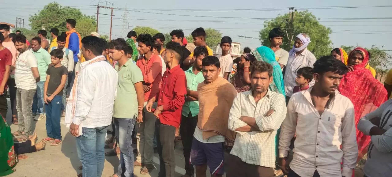 Varanasi News: अनियंत्रित कार नें कुचला दो की मौत एक गम्भीर रुप से घायल उत्तेजित भीड़ व परिजनों ने किया चक्का जाम