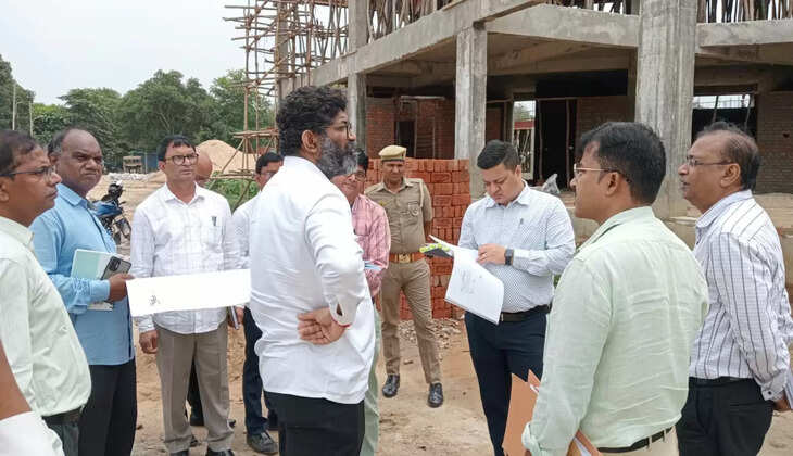 Chandauli News: सचिव कृषि, कृषि शिक्षा एवं अनुसंधान विपणन अनुराग यादव एवं जिलाधिकारी निखिल टी. फुंडे ने नवीन मंडी स्थित फिश मार्केट का किया निरीक्षण