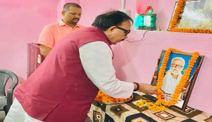 विगत दिनों स्वर्गवाशी हुए लोकगीत गायक स्व.सुनील पाठक को पूर्व केंद्रीय मंत्री डॉ महेंद्र नाथ पांडेय ने दी श्रद्धांजलि