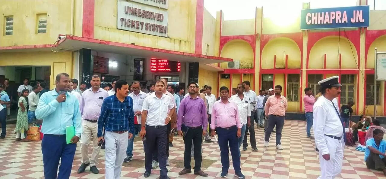 Varanasi News: पूर्वोत्तर रेलवे के अपर महाप्रबन्धक  दिनेश कुमार सिंह  ने आज गोरखपुर-छपरा  खण्ड का विण्डो ट्रेलिंग, छपरा  स्टेशन एवं यार्ड का  निरीक्षण किया