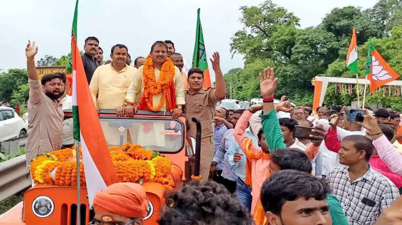 गोरखपुर में नव निर्वाचित एमएलसी डॉ धर्मेन्द्र सिंह का जनपद में हुआ ऐतिहासिक स्वागत