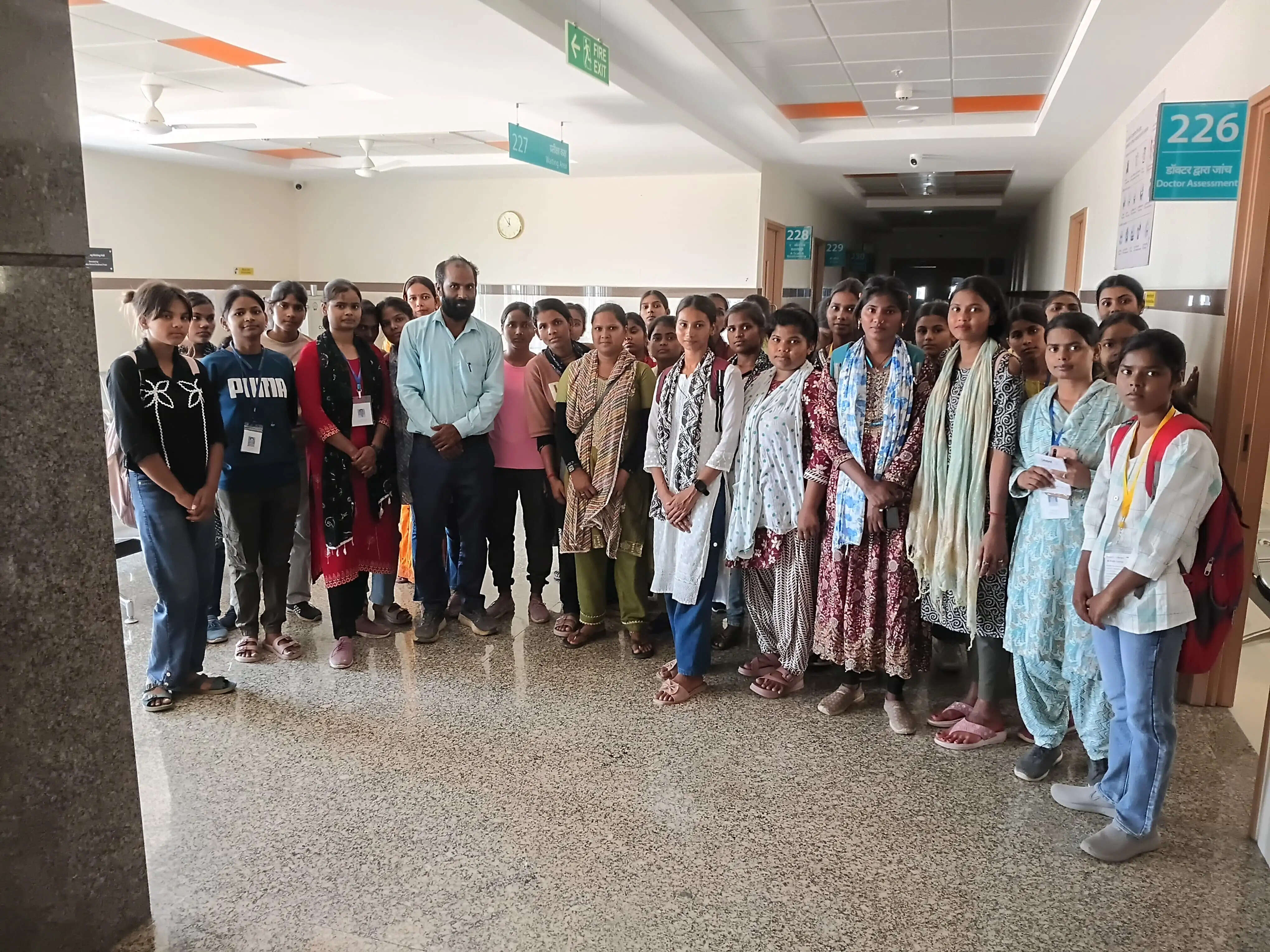 आशा लाइब्रेरी की छात्राओं ने किया शंकरा आई हॉस्पिटल का शैक्षिक भ्रमण, आधुनिक नेत्र चिकित्सा प्रणाली को जाना