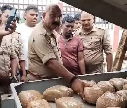 Varanasi Breaking News: सावन में नशे के कारोबार पर प्रहार, सिगरा पुलिस ने 50 किलो गांजा पकड़ा