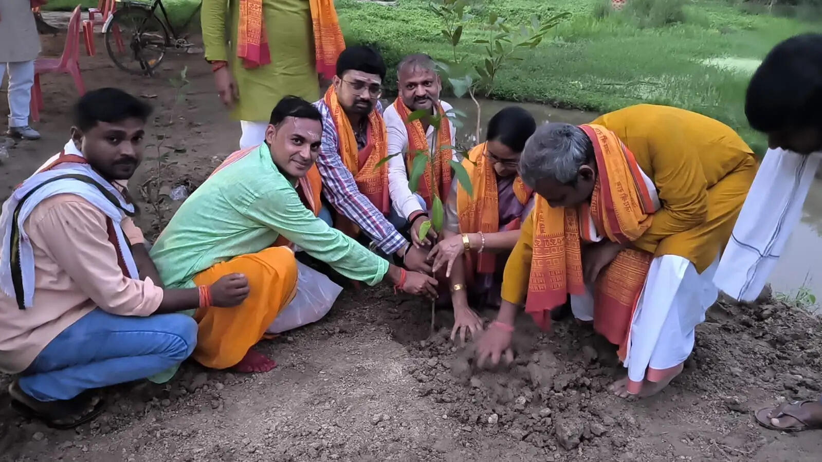 थाना गद्दी के प्राचीन शिवधाम में गूंजा हर-हर महादेव, महा रुद्राभिषेक के साथ वृहद पौधारोपण  