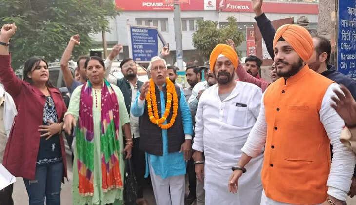 वाराणसी व्यापार मंडल के अध्यक्ष के नेतृत्व में सैकड़ो व्यापारियों ने उपचुनाव में जीत की ख़ुशी में बाँटी मिठाईयां