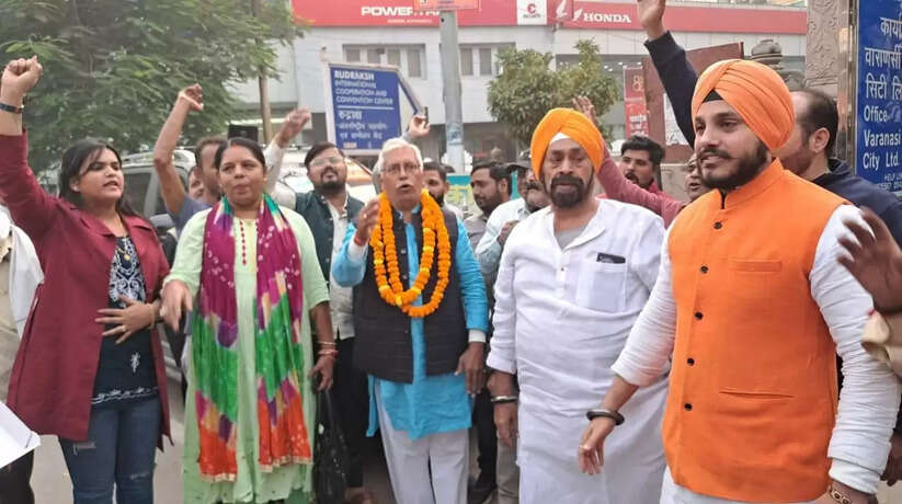 वाराणसी व्यापार मंडल के अध्यक्ष के नेतृत्व में सैकड़ो व्यापारियों ने उपचुनाव में जीत की ख़ुशी में बाँटी मिठाईयां