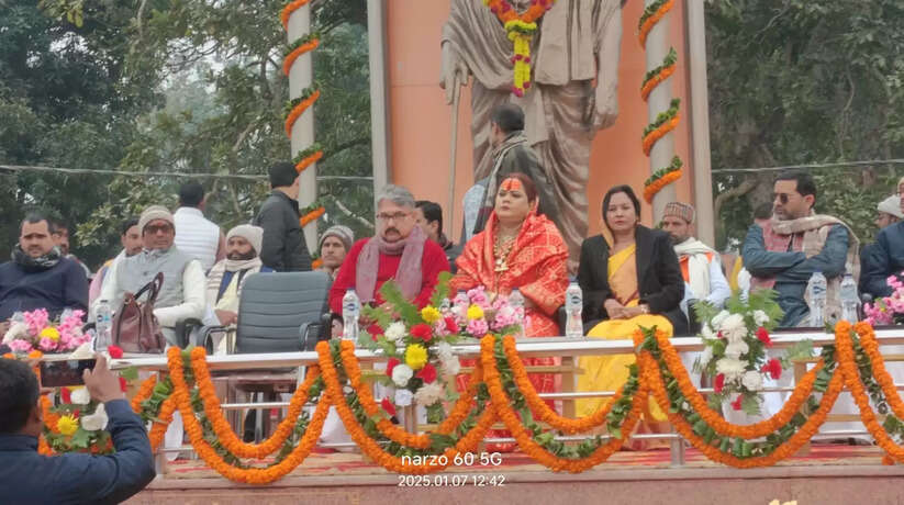 ठंड से बचाव के लिए भरोहिया ब्लॉक में हुआ कंबल वितरण