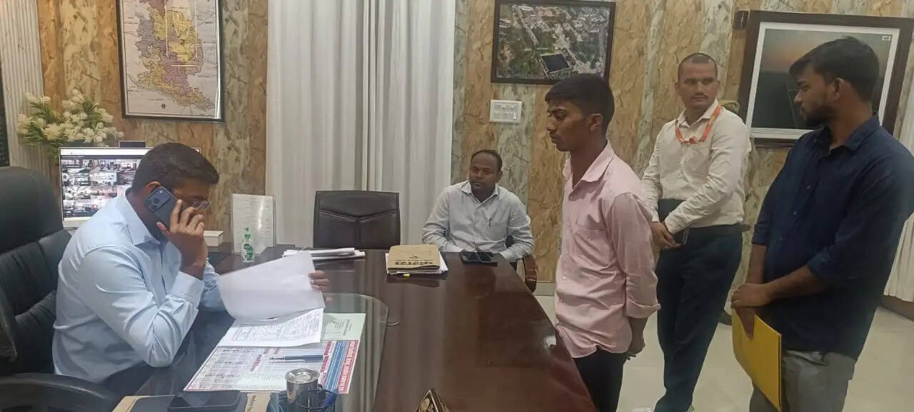 जनता दर्शन में डीएम दीपक मीणा ने सुनीं फरियादियों की समस्याएं, कोचिंग और छात्रवृत्ति से जुड़े मामलों में जांच के निर्देश