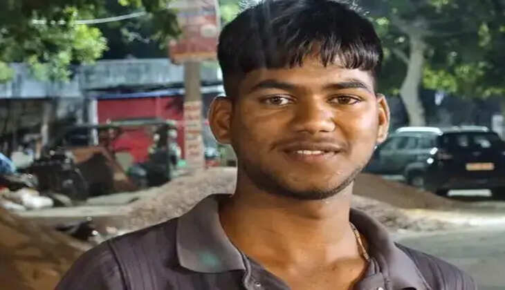 गोरखपुर के झंगहा थाना क्षेत्र में बिजली के खंभे में करंट उतरने से 19 वर्षीय छात्र नितिन विश्वकर्मा की मौत हो गई। परिजनों ने उसे एम्स पहुंचाया, जहां डॉक्टरों ने मृत घोषित कर दिया। ग्रामीणों ने बिजली विभाग की लापरवाही पर कार्रवाई की मांग की है।
