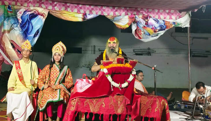 Chandauli News: रेवसा गांव की रामकथा में गूंजा सीता-राम विवाह प्रसंग, भक्तिमय माहौल में झूमे श्रद्धालु