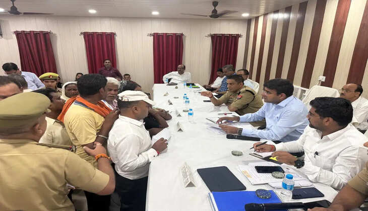 Gola Tehsil Diwas: 130 Complaints Heard, 14 Resolved on Spot