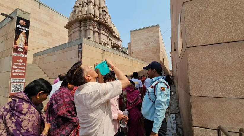 भीषण गर्मी में भी बाबा विश्वनाथ के दरबार में उमड़ रही श्रद्धालुओं की भीड़, मंदिर प्रशासन ने किए विशेष इंतजाम