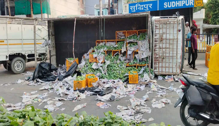 वाराणसी के शिवपुर क्षेत्र में आम लदी डीसीएम की चपेट में आने से बुजुर्ग की मौत हो गई, जबकि उनका बेटा गंभीर रूप से घायल हो गया। हादसे के बाद ग्रामीणों ने एक करोड़ मुआवजा और सरकारी नौकरी की मांग को लेकर तीन घंटे तक सड़क जाम किया।