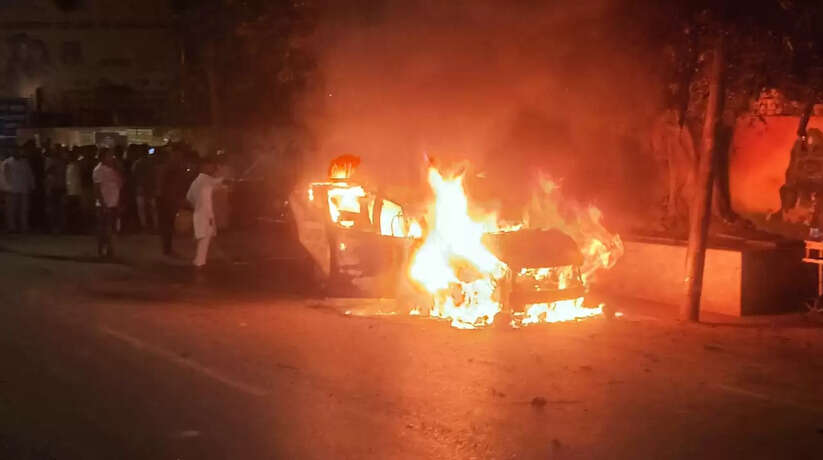 वाराणसी गोलगड्डा में बीच सड़क पर कार बनी आग का गोला, क्षेत्र में मची अफरातफरी