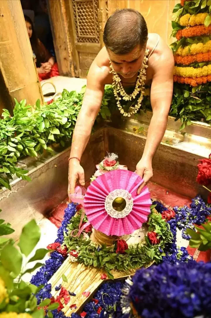 Varanasi News: सावन के अंतिम दिन श्रीकाशी विश्वनाथ का हुआ झूला श्रृंगार, दर्शन कर भक्त हुए निहाल