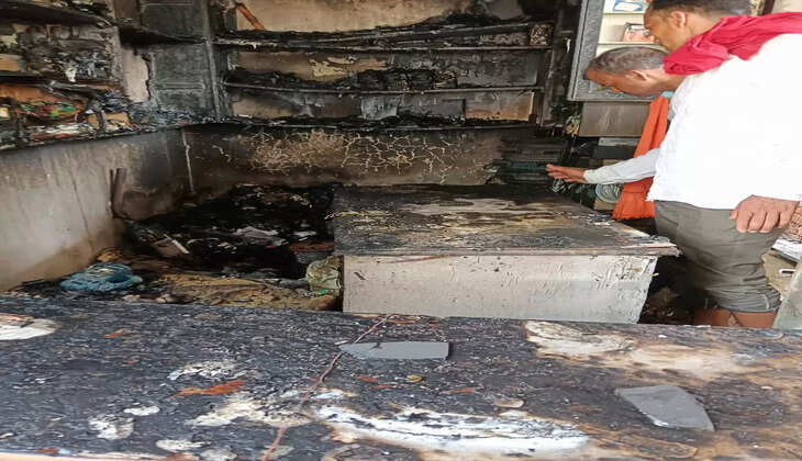 Varanasi News: शार्ट सर्किट से लगी आग, इलेक्ट्रॉनिक की दुकान जलकर राख&nbsp;