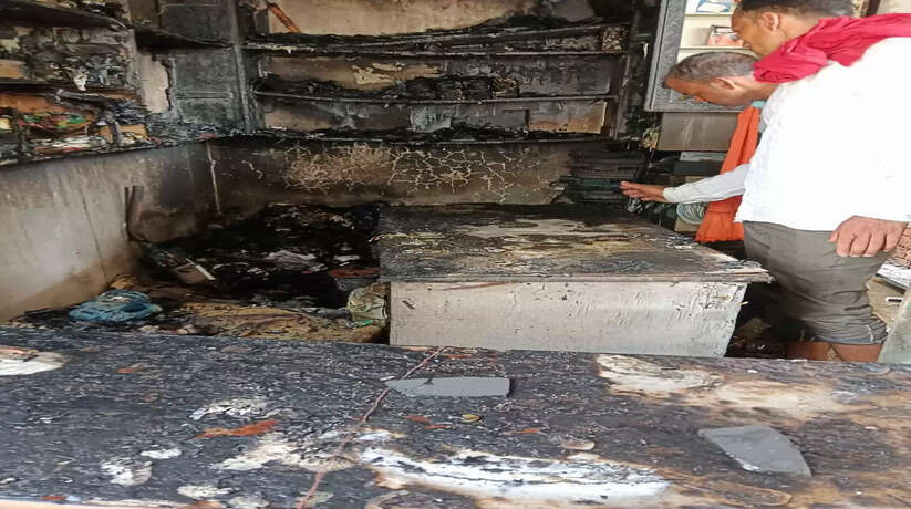Varanasi News: शार्ट सर्किट से लगी आग, इलेक्ट्रॉनिक की दुकान जलकर राख