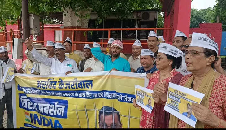 वाराणसी में AAP के नेताओं ने किया प्रदर्शन, संसद से सड़क तक विरोध प्रदर्शन की चेतावनी