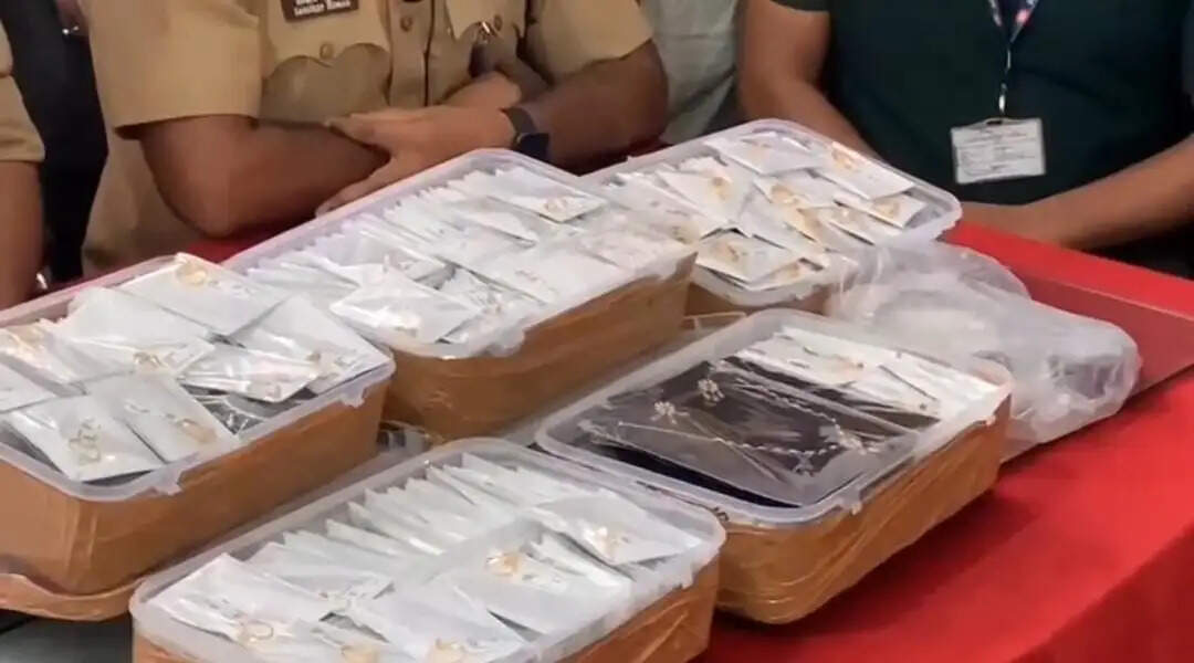कैंट रेलवे स्टेशन पर 1.95 करोड़ रुपये की ज्वेलरी बरामद, दो युवक हिरासत में