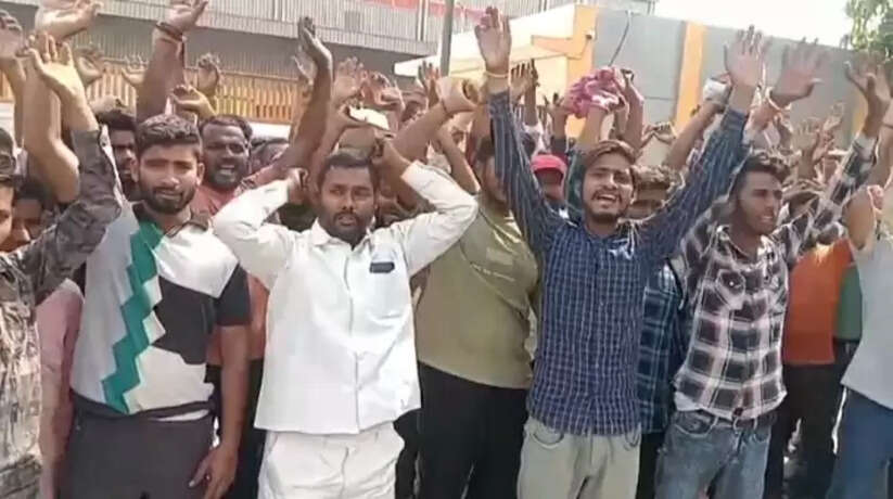 दो माह से वेतन न मिलने से आहत Meesho कम्पनी के कर्मचारी धरने पर, घर चलाना हुआ मुश्किल &nbsp;