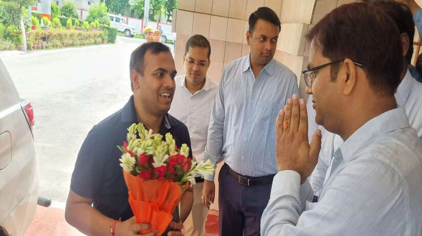 अयोध्या के नवागत डीएम चन्द्र विजय सिंह ने सम्भाला कार्यभार, राम जन्मभूमि तथा हनुमानगढ़ी में दर्शन पूजन कर लिया आशीर्वाद