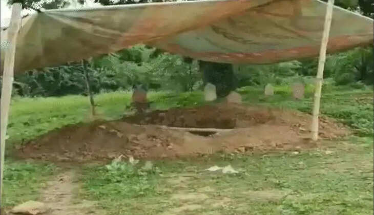 झांसी सड़क हादसे में जान गंवाने वाले अबान अहमद को प्रयागराज के कसारी-मसारी कब्रिस्तान में सुपुर्द-ए-खाक किया जाएगा। हाईकोर्ट से पैरोल मिलने के बाद जेल में बंद भाई उमर और अली जनाजे में शामिल होंगे। सुरक्षा के कड़े इंतजाम किए गए हैं।