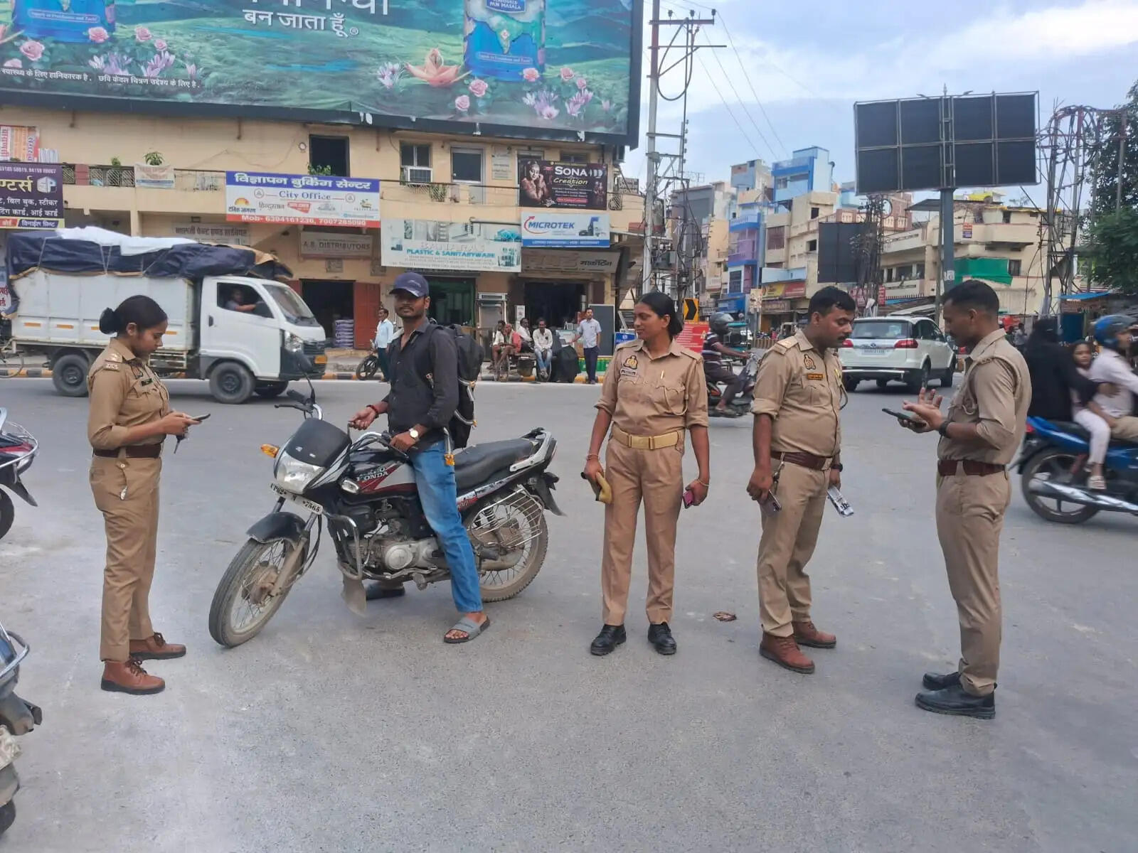 इसके अलावा संदिग्ध प्रतीत होने वाले व्यक्तियों से पहचान पत्र लेकर उनका सत्यापन किया गया। पुलिस ने आवश्यकता पड़ने पर उनके आपराधिक रिकॉर्ड और पृष्ठभूमि की भी जांच की, जिससे शहर में अपराधियों की गतिविधियों पर प्रभावी नियंत्रण रखा जा सके।
