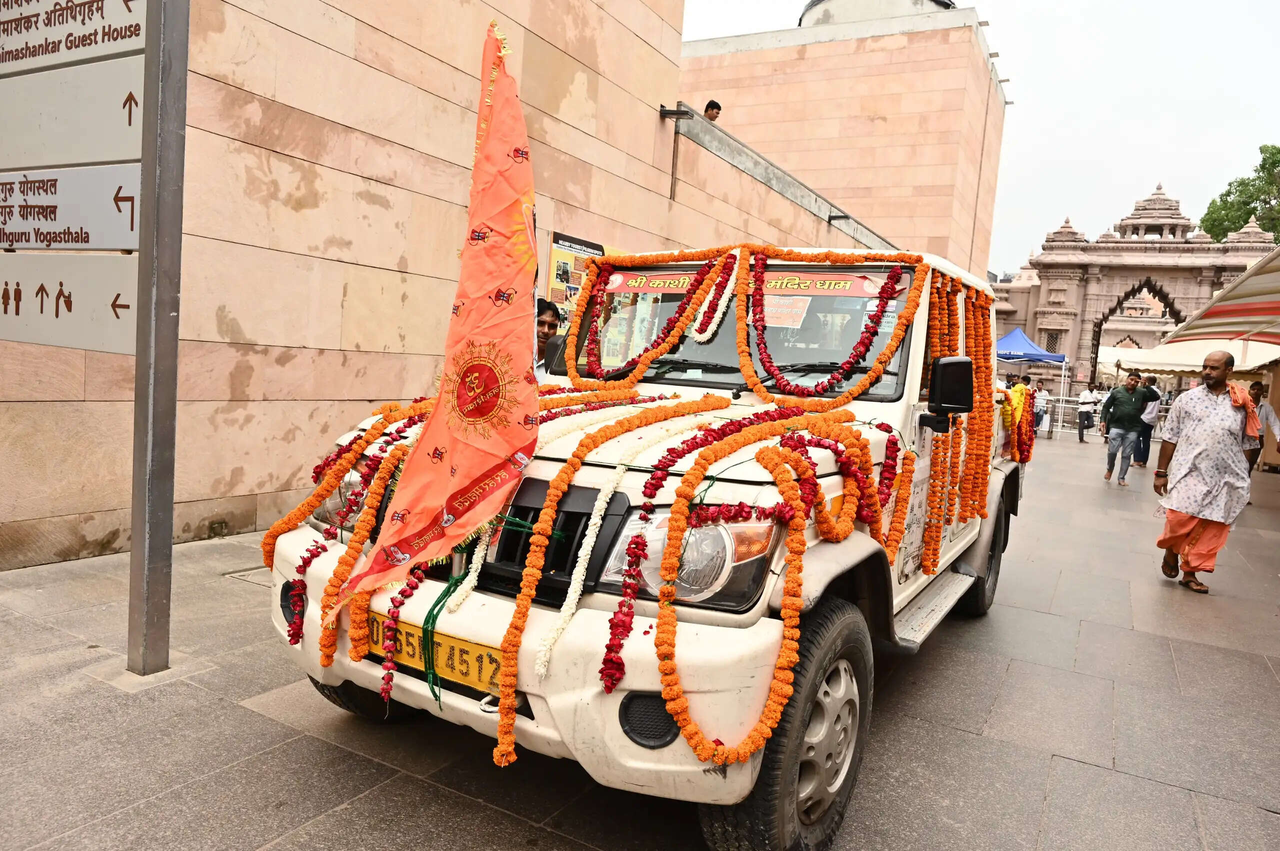 काशी से मथुरा तक गूंजी भक्ति, बाबा विश्वनाथ ने लड्डू गोपाल को भेजा उपहार