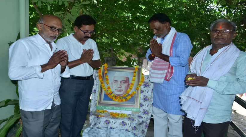 Varanasi News: किसानों के मसीहा पूर्व प्रधानमंत्री चौधरी चरण सिंह की 37वीं पुण्यतिथि मनायी गयी