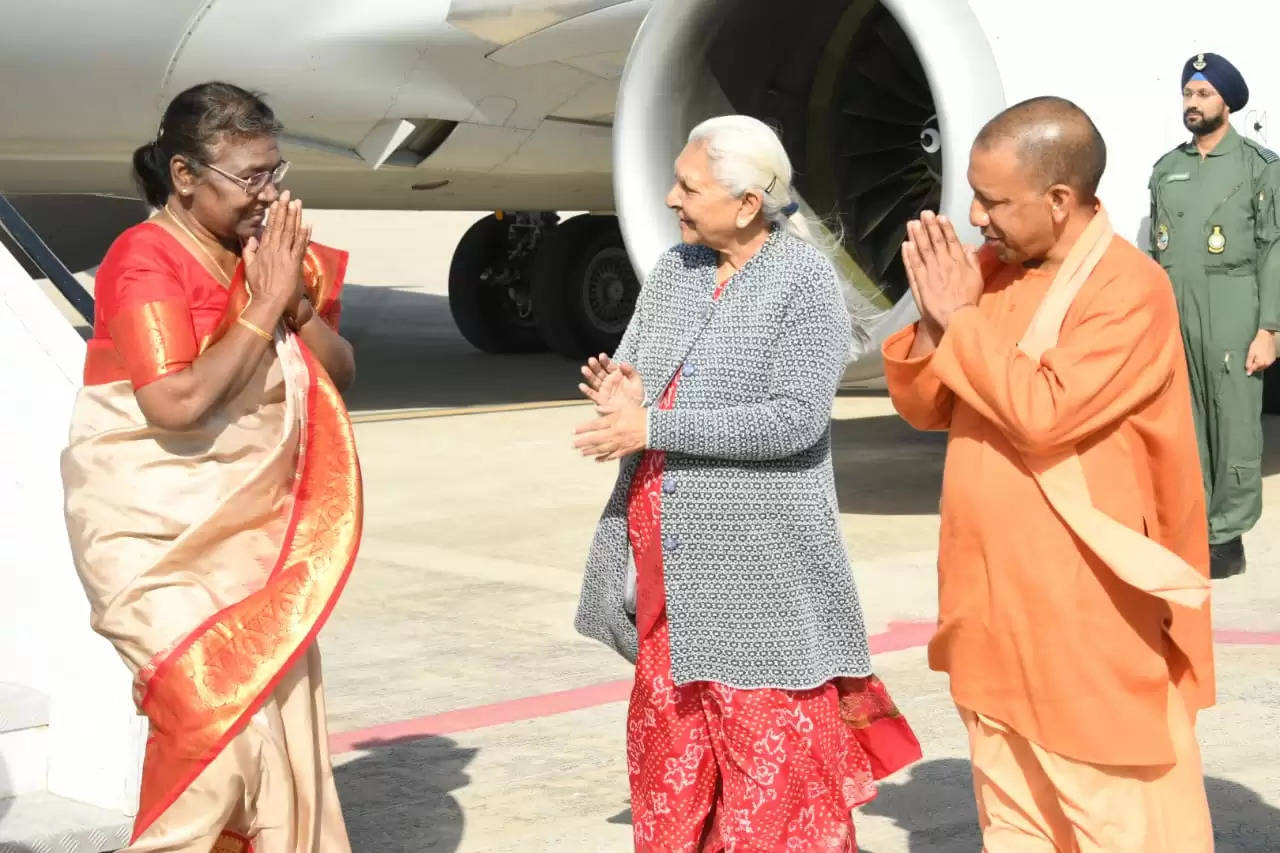 President in Varanasi: वाराणसी एयरपोर्ट पहुंची राष्ट्रपति मुर्मु का राज्यपाल और मुख्यमंत्री ने किया स्वागत