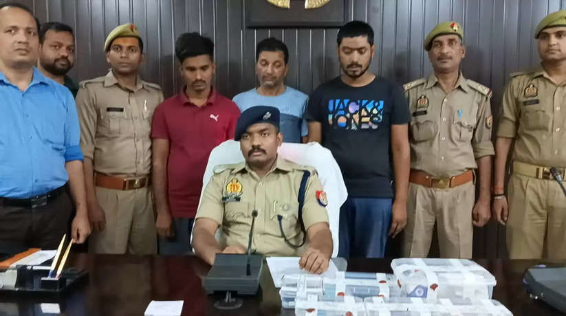 Varanasi News: वाराणसी में ATM कार्ड बदलकर धोखाधड़ी करने वाले गिरोह का पर्दाफाश, पुलिस ने 3 अभियुक्तों को किया गिरफ्तार
