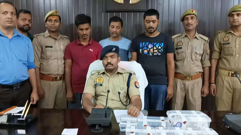 Varanasi News: वाराणसी में ATM कार्ड बदलकर धोखाधड़ी करने वाले गिरोह का पर्दाफाश, पुलिस ने 3 अभियुक्तों को किया गिरफ्तार