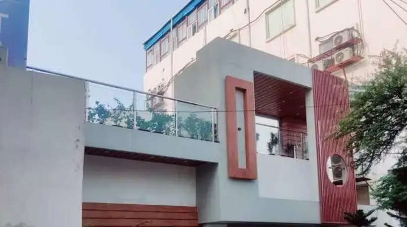 Varanasi News: वाराणसी में सर्राफा व्यवसायी के ठिकानों की इनकम टैक्स की छापेमारी, मचा हड़कंप