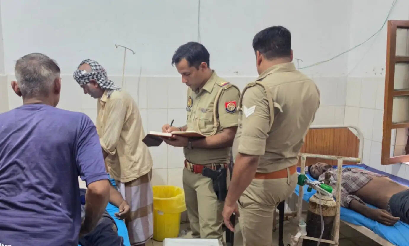 ग्रामीणों ने तत्काल घटना की सूचना शहाबगंज थाना पुलिस को दी। सूचना मिलते ही पुलिस टीम मौके पर पहुंची और ग्रामीणों की मदद से राहत एवं बचाव कार्य शुरू किया गया। काफी मशक्कत के बाद चारों लोगों को कुएं से बाहर निकाला गया और अस्पताल पहुंचाया गया।