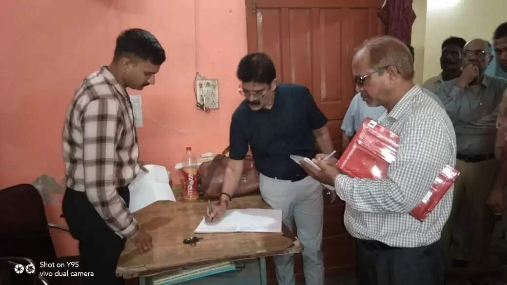 चन्दौली में मुख्य विकास अधिकारी एस एन श्रीवास्तव ने कई कार्यालयों का किया आकस्मिक निरीक्षण, 2 अधिकारी एवं 9 कर्मचारी पाये गए अनुपस्थित