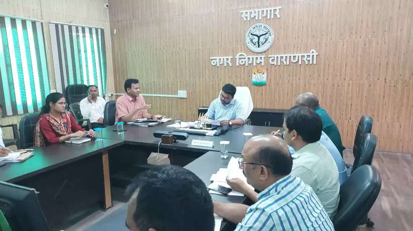 Varanasi News: नगर आयुक्त ने कि मातहतों अधिकारियों के साथ समीक्षा बैठक, बेहतर व्यवस्था कराने के दिये निर्देश
