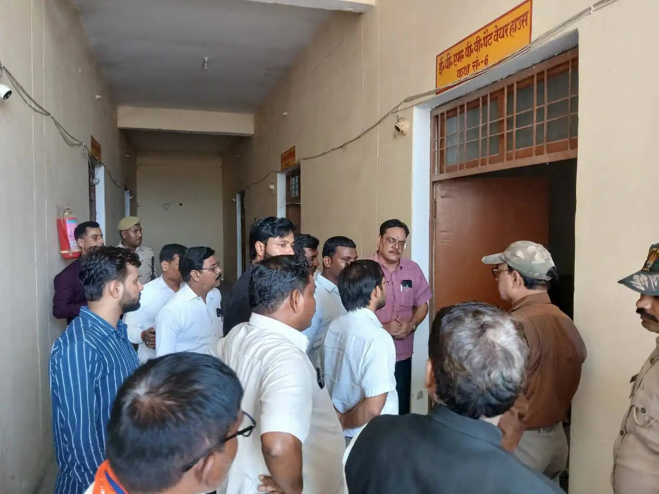 चंदौली। जिला निर्वाचन अधिकारी एवं जिलाधिकारी चंद्र मोहन गर्ग ने मंगलवार को कलेक्ट्रेट परिसर स्थित ईवीएम वेयरहाउस का मासिक निरीक्षण कर सुरक्षा व्यवस्थाओं का जायजा लिया। निरीक्षण भारत निर्वाचन आयोग के निर्देशों के तहत किया गया, जिसके अंतर्गत प्रत्येक माह ईवीएम और वीवीपैट की सुरक्षा व्यवस्था की समीक्षा की जाती है।