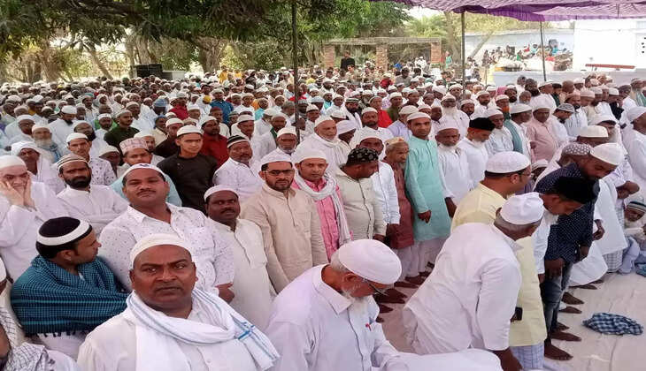 अदा की गई ईद की नमाज, एक दूसरे को गले मिलकर दी &nbsp;बधाईयां