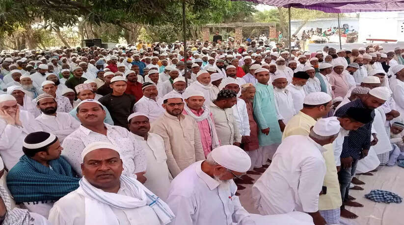अदा की गई ईद की नमाज, एक दूसरे को गले मिलकर दी  बधाईयां