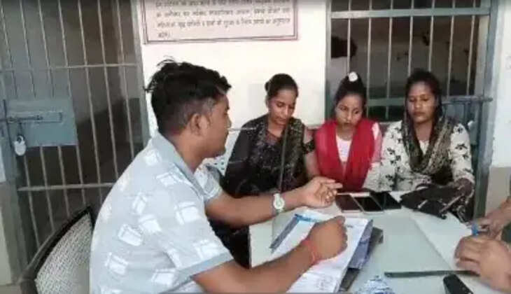 UP News:&nbsp;यूपी में कानपुर-फर्रुखाबाद के बीच ट्रेनों में कुछ महिलाएं किन्नर बनकर यात्रियों से रुपये ऐंठ रही थी। यात्रियों ने जब उनके महिला होने की पहचान कर ली तो वह उन्हें मुकदमे में फंसाने की धमकी देकर जेब खाली करा लेती थीं।