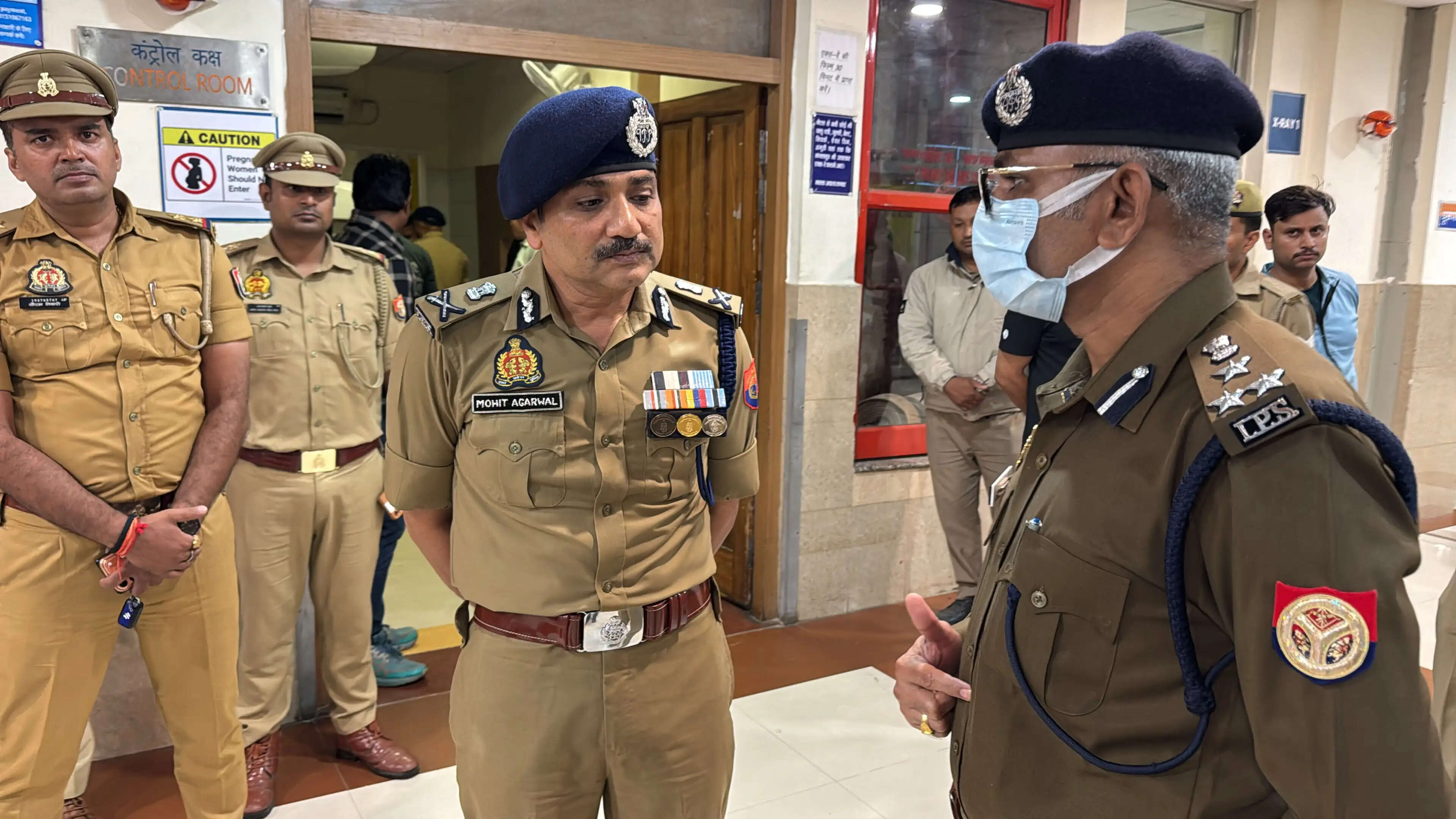Varanasi News, Varanasi Breaking News, Varanasi Police, Constable Amit Shukla, Amit Shukla News, Lanka Police, Naria Tiraha, BHU Trauma Centre, CP Mohit Agarwal, UP Police News, Varanasi Crime News, Banaras News, Uttar Pradesh News, Live Bharat News