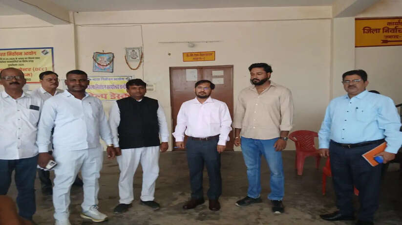 Chandauli News: ईवीएम वेयरहाउस का जिलाधिकारी ने किया मासिक निरीक्षण, सुरक्षा व्यवस्थाओं का लिया जायजा