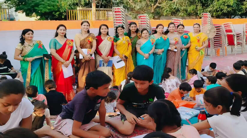 गोरखपुर में ड्राइंग प्रतियोगिता में बच्चों ने दिखाई प्रतिभा, मां शारदा का सजा दरबार