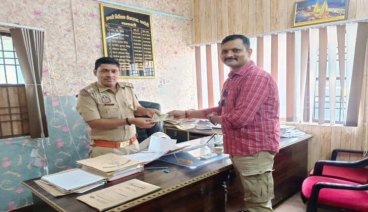 चंदौली में अवैध शराब बरामदगी पर पुलिस और रेलवे टीम को सम्मान, 10 हजार रुपये का नकद पुरस्कार