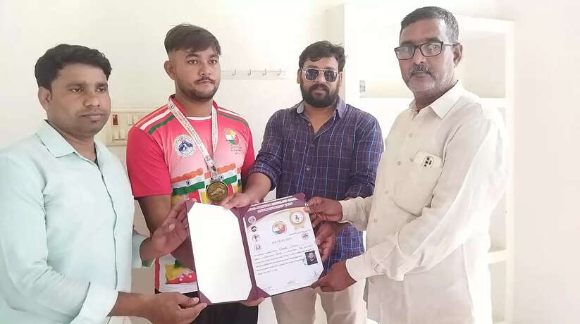 Varanasi News: भूटान में गोल्ड मेडल जीतकर तुषार ने किया देश का नाम रोशन