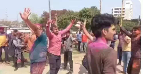 पुलिस लाइन व जनपद के विभिन्न थानों पर पुलिस के जवानों ने खेली जबरदस्त होली