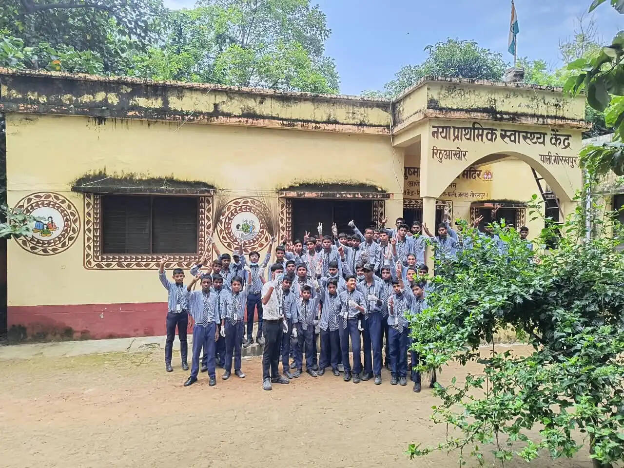 संस्कार एकेडमी, गांधी जयंती, स्वच्छता अभियान, सहजनवा गोरखपुर, रिठूआखोर, प्राथमिक स्वास्थ्य केंद्र, राम जानकी मंदिर, स्वच्छता, श्रमदान, छात्र-छात्राएं, गांधी जयंती 2026, cleanliness drive, Sanskar Academy, Sahjanwa, Gora